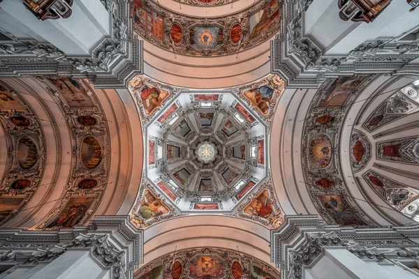 Ultrawijd Uitzicht Naar Boven Het Centrale Koepelplafond Kathedraal Van Salzburg — Stockfoto