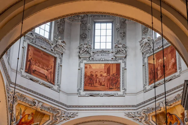Salzburg Katedrali Nin Içindeki Kubbenin Penceresinin Altındaki Duvar Resimleri — Stok fotoğraf