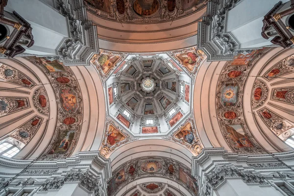 Opwaartse Hoek Van Centrale Koepel Plafond Muurschilderingen Schilderijen Salzburg Kathedraal — Stockfoto