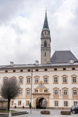 Avusturya Kilise Müzik Komisyonu 'nun Fransisken kilise çan kulesinin manzarasıyla çalması
