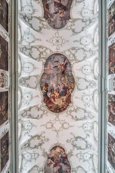 圣彼得修道院罗可可壁画天花板的上升视图 — 图库照片
