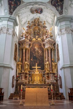 St. Peter Manastırı Kilisesi 'nin içindeki Rokoko tarzı sunak cephesi.