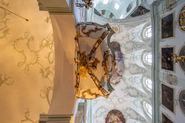 St. Peter Abbey Kilisesi 'nin içindeki rokoko çiçekli duvar resmi süslemesi.