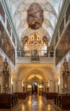 Aziz Peter Manastırı 'nın içindeki Rococo Abbey Kilisesi' nin manzarası yok.