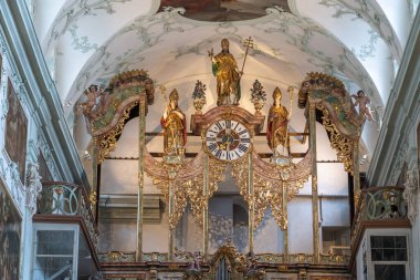 St. Peter Manastırı kilisesinin içinde Aziz Peter heykeli olan altın saat ekranı.