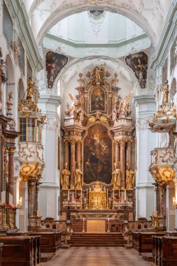 Rococo 'nun içindeki sunak St. Peter Manastırı' nın içindeki Abbey kilisesini süsledi.