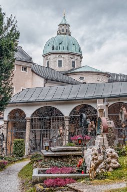 St. Peter Abbey mezarlığından Salzburg Cathderal Manzarası Kubbesi