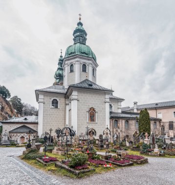 St. Mary Kilisesi 'nin soğan kubbesi ve mezarlığı Salzburg' daki Aziz Peter Manastırı 'nın önünde.