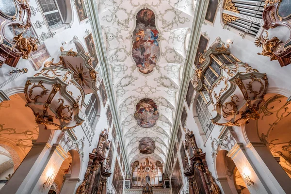 위에서 내려다보면 로코코 벽화가 장식되어 베드로 대성당 설교단이 보인다 — 스톡 사진