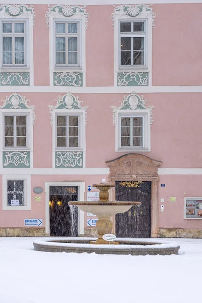 Fontána Dvoře Královského Hradu Berchtesgaden Barokní Křídlo Budovy — Stock fotografie
