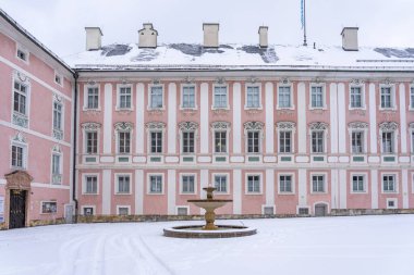 Kraliyet Kalesi 'nin bahçesindeki çeşme Berchtesgaden Barok tarzı bina.