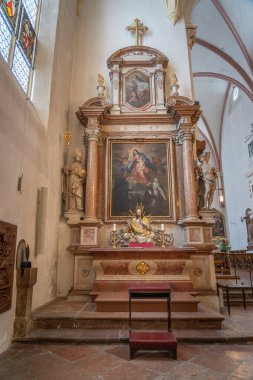 Stiftskirche St. Peter ve Johannes der Taufer 'de namaz kılın.