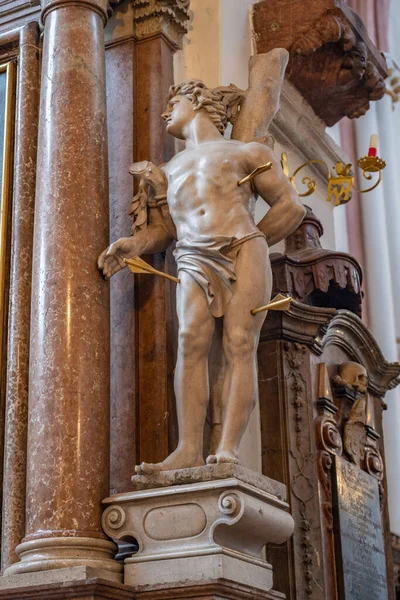 Marmeren Standbeeld Bij Stiftskirche Peter Und Johannes Der Taufer — Stockfoto