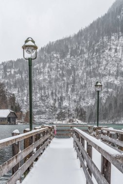 Almanya 'da kış mevsiminde yoğun kar yağarken Konigssee Gölü' nün yanında rıhtım