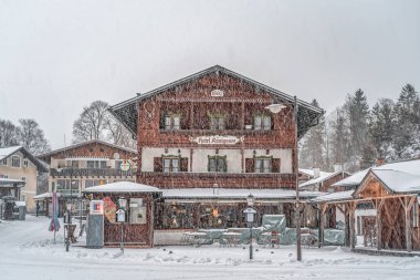5 Şubat 2020 - Konigssee, Almanya: Şiddetli kar fırtınası sırasında Konigsee Gölü kıyısındaki dağ evi oteli