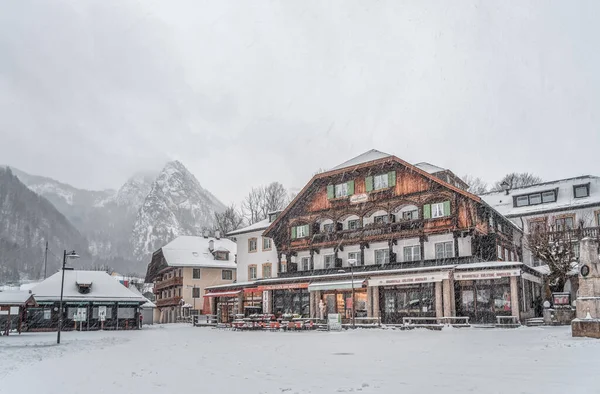 大雪期间湖边的木制旅馆和精品店 — 图库照片
