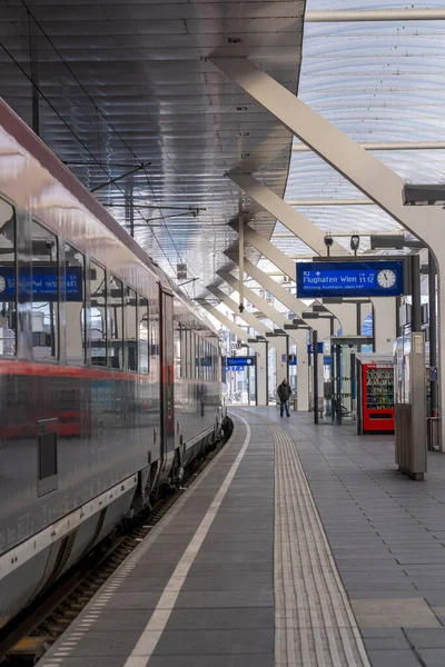 6. února 2020 - Salcburk, Rakousko: Vlak Railjet do Vídně Vídeňské letiště na nástupišti v železniční stanici — Stock fotografie