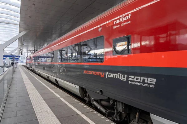6. února 2020 - Salcburk, Rakousko: Červená černá barva OBB Railjet vlak na nástupišti v železniční stanici — Stock fotografie