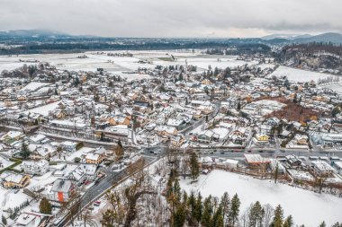 Avusturya Alp Vadisi Köyü 'nün kışın Salzburg' un eteklerindeki yoğun sno sırasında havadan görünüşü