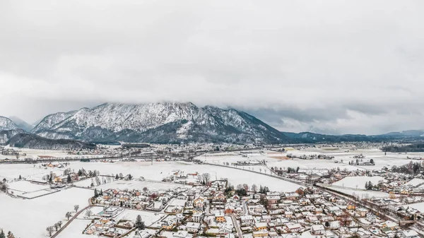 豪雪時の冬のウンタースベルク山とザルツブルク郊外のオーストリアアルプスの谷の村の空中ビュー — ストック写真
