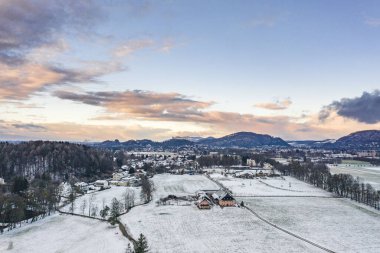 Avusturya Alp Vadisi Köyü 'nün kışın Salzburg' un eteklerindeki yoğun sno sırasında havadan görünüşü