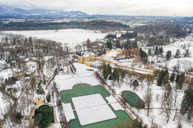 Schloss Hellbrunn 'un kışın Salzburg eteklerinde karla kaplı hava manzarası