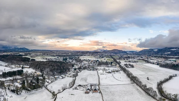 Vista Aérea Salzburgo Las Afueras Los Pueblos Nevados Durante Hora — Foto de Stock