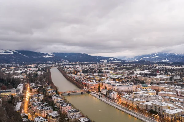 Przegląd Dronów Lotniczych Wschodzie Salzburga Czasie Zimowym Wzdłuż Rzeki Salzach — Zdjęcie stockowe