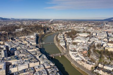 Kış sabahı Salzach nehri boyunca Northrn Salzburg 'un karlı hava aracı manzarası