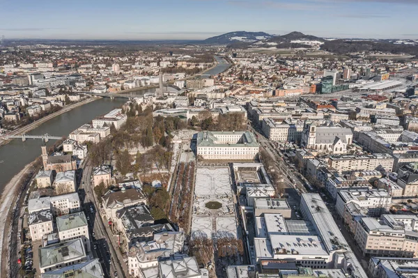 Aerial Drone Widok Zaśnieżony Pałac Mirabelle Centrum Salzburga Zimie Rano — Zdjęcie stockowe