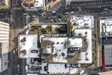 Hava aracı Salzburg merkezindeki binanın kışın karla kaplı olduğu görüntüsünü çekti.