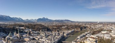 Panoramik hava aracı kışın sabah saatlerinde Salzburg 'un kuzeyinin karlı manzarası