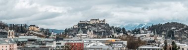 Salzburg 'un panoramik manzarası. Festung hohensalzburg ve Salzburg Katedrali ile. Kış mevsiminin mavi saatinde gün batımından sonra.
