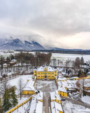 Schloss Hellbrunn 'un kışın Salzburg eteklerinde karla kaplı hava manzarası