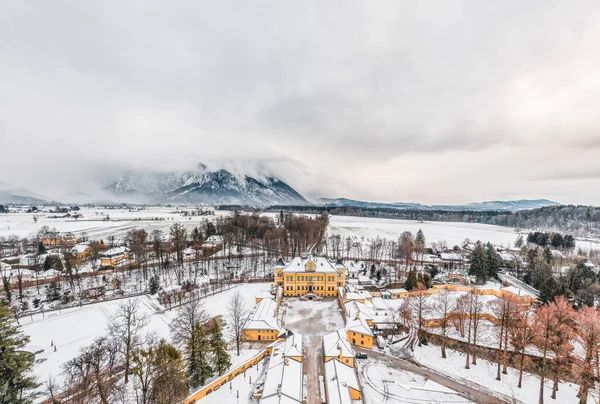 Vista Aérea Schloss Hellbrunn Coberta Neve Perto Dos Arredores Salzburgo — Fotografia de Stock