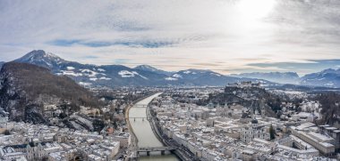 Karlı Salzburg şehrini sabah saatlerinde hava aracı görüntüledi. Tepedeki Salzburg Katedrali manzaralı eski bir şehir.
