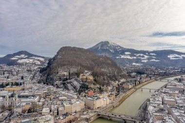 Hava aracı, kış sabahı Capuchin Manastırı 'ndaki Salzach nehrinin görüntüsünü çekti.