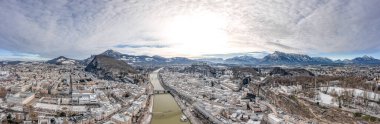 Panoramik hava aracı Snoy Salzburg 'u kış sabahı görüntüledi.