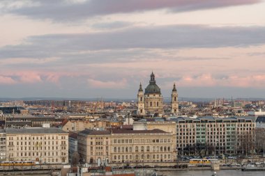 Tuna nehri manzaralı St. Stephen Bazilikası alacakaranlıkta sarı tramvay arabasıyla kışın