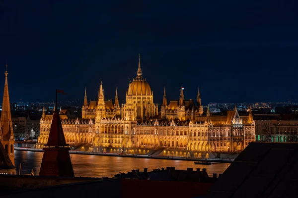 Dunai Oldal Kilátás Magyar Parlamentre Télen Kártevőhegyről — Stock Fotó