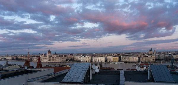 匈牙利议会从多瑙河畔佩斯家阳台上的全景 — 图库照片