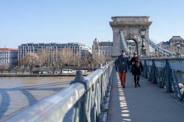 8 Şubat 2020 - Budapeşte, Macaristan: Turistler Szechenyi 'de kış sabahı köprüde