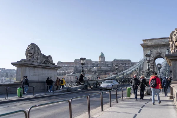 Budapeste Hungria Fevereiro 2020 Turistas Ponte Cadeia Szechenyi Com Vista — Fotografia de Stock