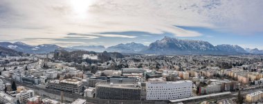 6 Şubat 2020 - Salzburg, Avusturya: Doğu Bavyera Alp Dağları ile Salzburg Aiglhof İstasyonu 'nun panoramik hava manzarası