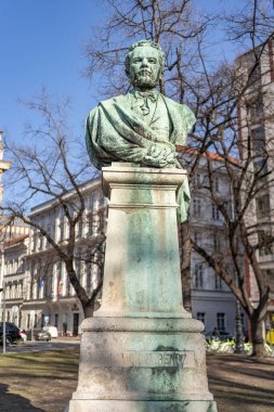 8 Şubat 2020 - Budapeşte, Macaristan: Ferencz Salamon bronz heykeli Budapeşte, Macaristan 'daki Ulusal Bilim Akademisi önünde