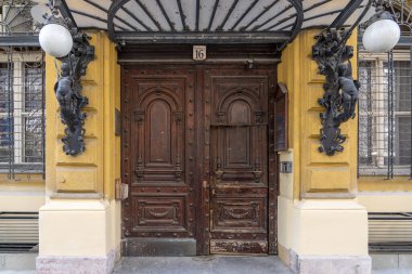 8 Şubat 2020 - Budapeşte, Macaristan: Dekoratif kaplamalı Diescher evinin ahşap kapı girişi