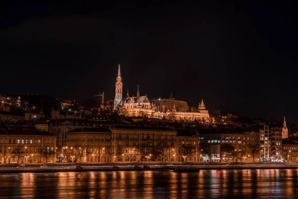 Hosszú Kitekintés Matyas Mátyás Templomra Halászbástya Dombon Budapesten Télen Éjjel — Stock Fotó