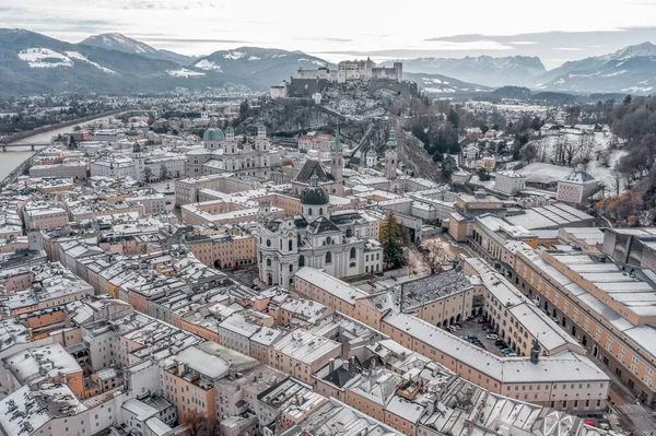 Aerial Drone Strzał Widok Centrum Miasta Snowy Salzburg Widokiem Cathdrals — Zdjęcie stockowe
