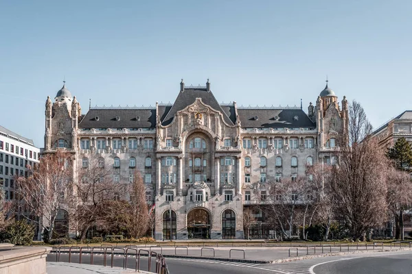 Feb 8, 2020 - Budapest, Hungría: Art Nouveau style Gresham Palace, also Four Seasons Hotel facade — Foto de Stock