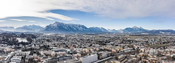 6 Şubat 2020 - Salzburg, Avusturya: Doğu Bavyera Alp Dağları ile Salzburg Aiglhof İstasyonu 'nun panoramik hava manzarası